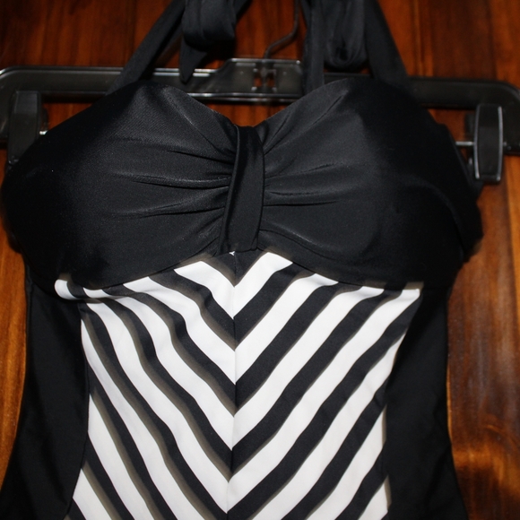 Por Llana Thomaz Rio De Janeiro Retro One Piece Swim Suit Black and White - Picture 4 of 11